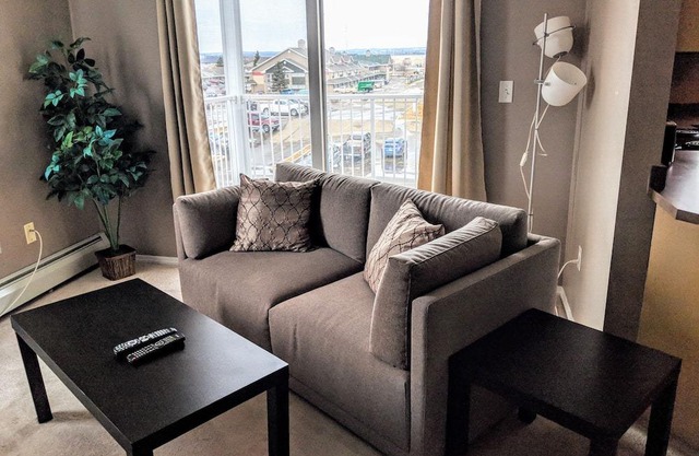 Ruhige 2BR2Bath Condo Stony Plain in der Nähe von Westview Hospital w / U / G Parkplatz