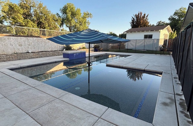 Quiet 3-bedroom house in Lincoln with pool