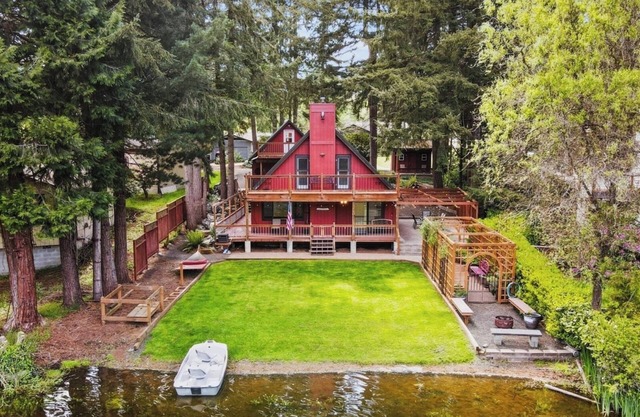 Quiet 3 bedroom lakefront retreat