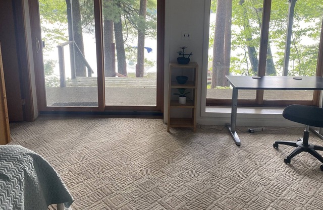 Quiet 3-level lakefront condo on Lake Owen