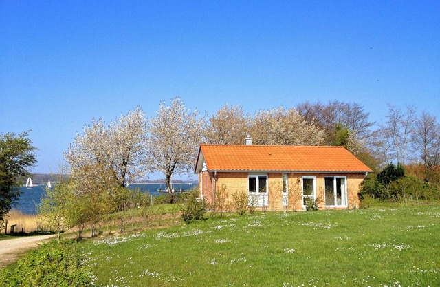 Ruhiges 5* Ferienhaus direkt am Wasser | WLAN | Sauna | Kamin | Whirlwanne