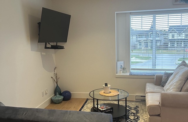 Quiet, above-garage suite in Royal Bay