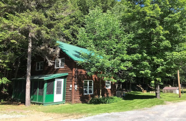 Ruhiges Adirondack-Camp in Inlet, nur wenige Schritte von ADK Beach, Lakes, Trails und Activities entfernt