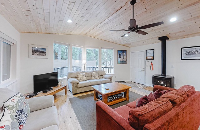 Quiet and Attractive Home Close to Lake w/WiFi, Private Washer/Dryer - Dogs Okay