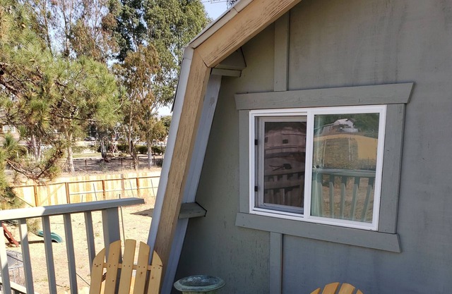 Quiet and cozy barn apartment- in the heart of wine country!