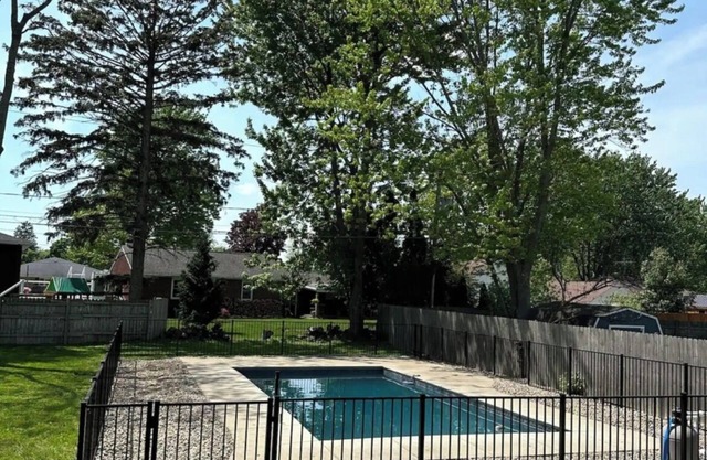 Quiet and cozy house. Close to Niagara Falls, Canada, Buffalo and Bills Stadium.