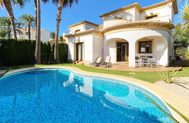Quiet and cozy villa near the beach