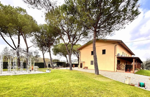 FeWo in Lari,Terrasse,Wi-Fi,familienfreundlich,Swimmingpool,Dorfnah,bis 6 Pers