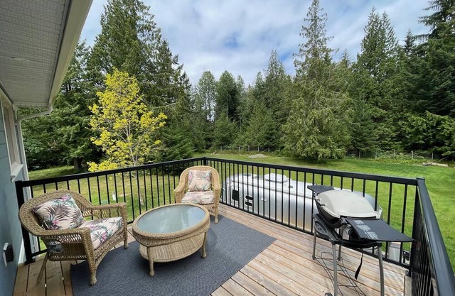Quiet and Private Comox 1 bedroom with separate office