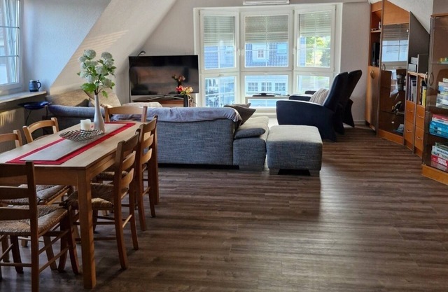 Ruhige Ferienwohnung (82 m2) mit Balkon und Parkplatz