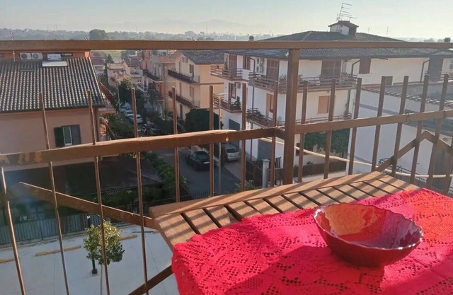 Quiet apartment connected with the center of Rome and Sant'Andrea hospital.