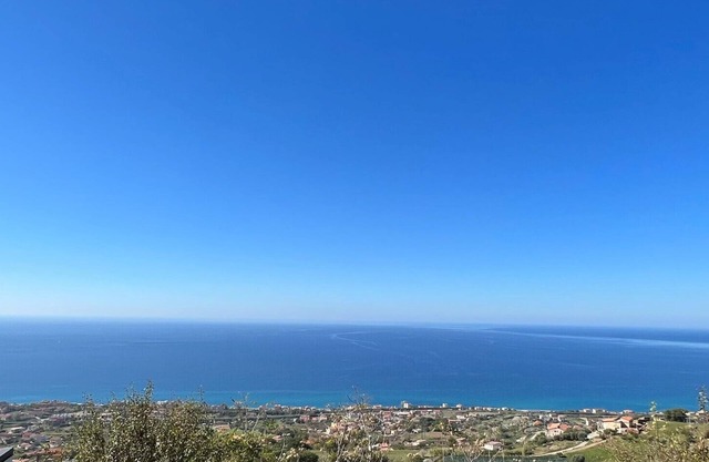 Apartamento tranquilo en las colinas cerca del mar y la montaña.