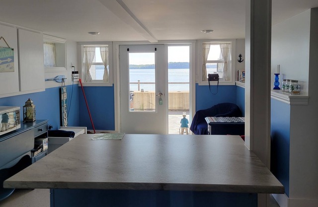 Quiet beachfront apartment on the majestic Grand Bay. 15 mins to Saint John. NB.