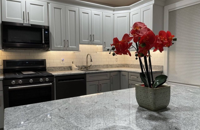 Quiet, Brand New 2BR Apartment near Hospitals!