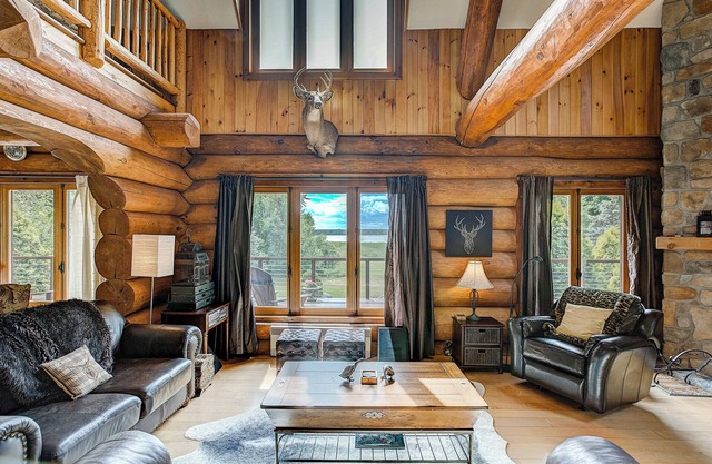Quiet Escape in a Log cabin Overlooking the Bay