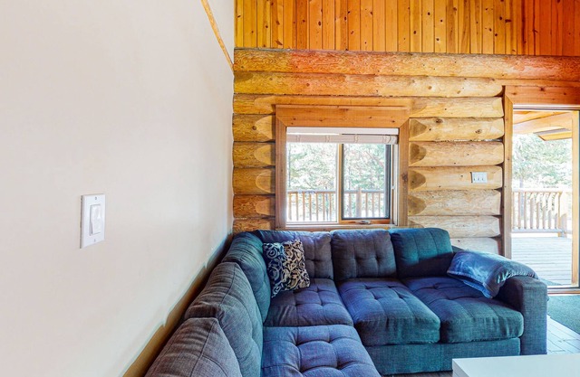 Quiet cabin getaway with private deck, full kitchen, & complimentary internet