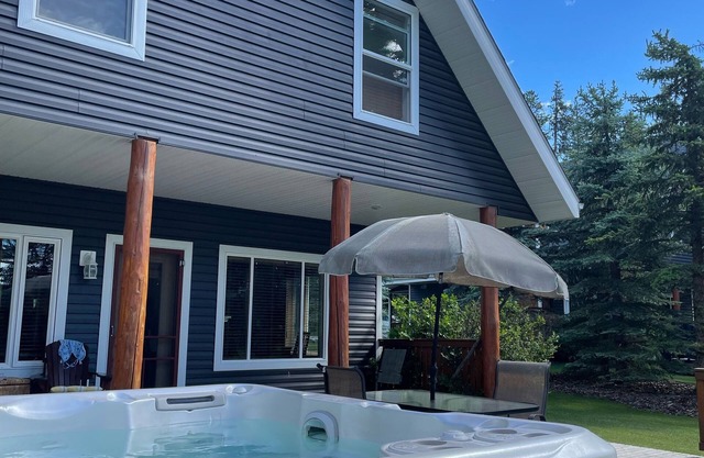 Quiet Cabin in the Mountains with a hot tub, CookHouse & all you need in nature!