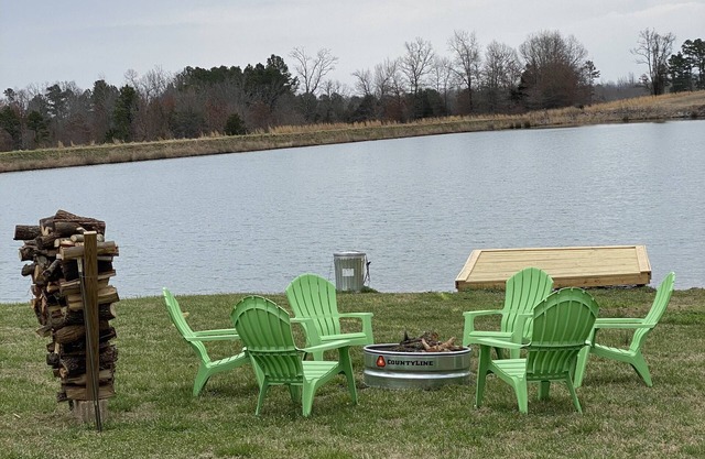 Quiet cabin in the woods with hiking trails, fishing ponds, paddle boats, canoes