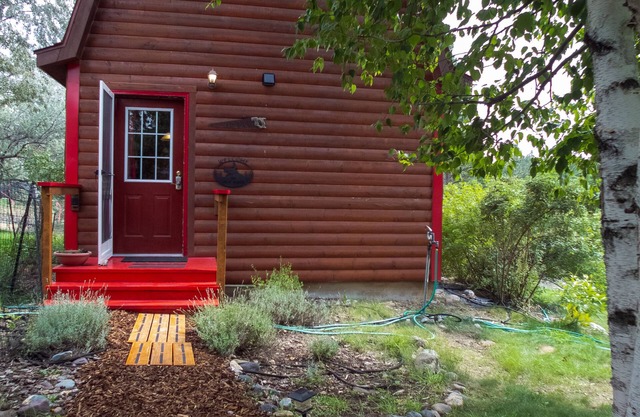 Quiet cabin located in NW Montana, minutes from town with easy access.