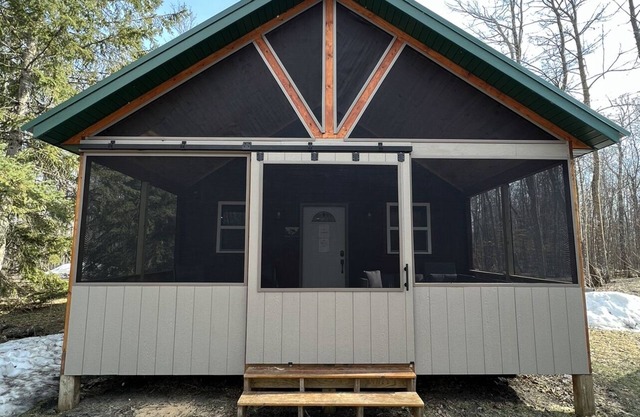 Quiet cabin minutes from UPPER RED LAKE and major resorts