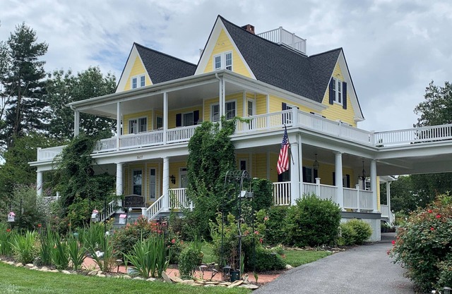 Quiet Central, Historic Farmhouse, Bed & Breakfast Suite - Suite 1 (NEW!)