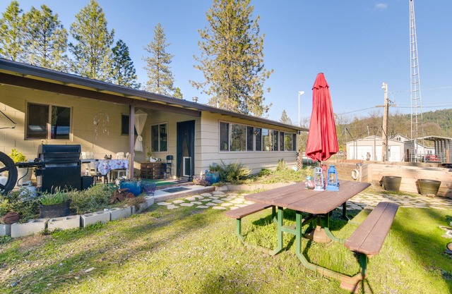 Quiet Challenge-Brownsville Home Near Collins Lake