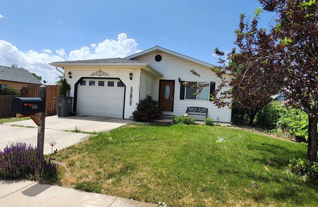 Quiet charming 3-bedroom house in central Cortez with WiFi and central air.