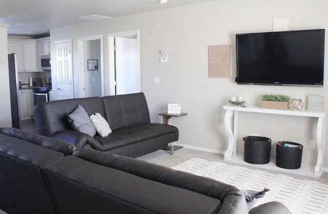 Quiet, Clean 1 BR Apt. Perfect getaway for 2. Close to shopping, movies, etc