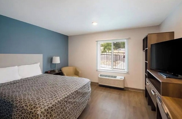 Quiet & Clean Two Room w/Kitchen – Few Mi to Texas Memorial Stadium in Austin