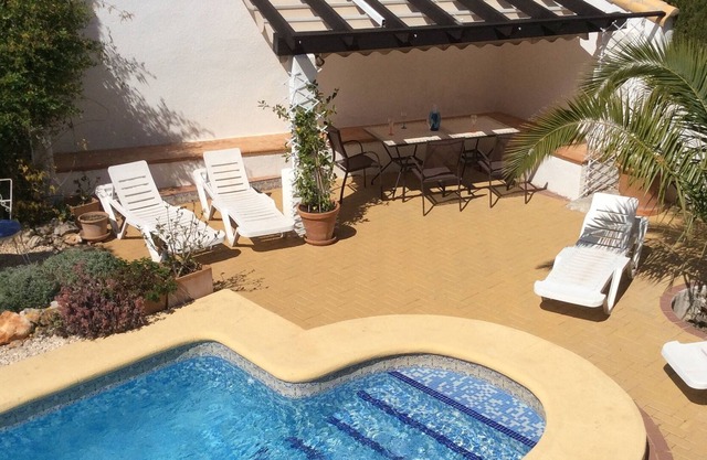 Ruhige, komfortable, gut ausgestattete Villa mit 2 Schlafzimmern und privatem Pool im Orba-Tal