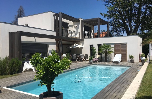 Zeitgenössische ruhige Villa mit Pool