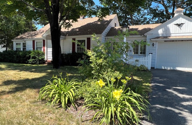 Quiet, convenient 2-bedroom house in town and yet near the river and trails.