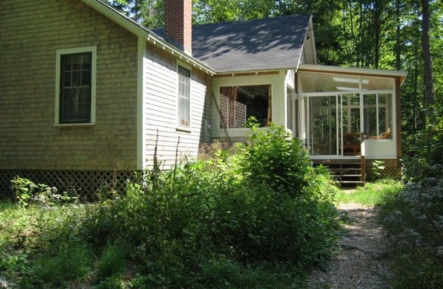 Ruhiges Ferienhaus im Wald mit eigenem Zugang zum Strand, Ufer Blick auf Acadia.