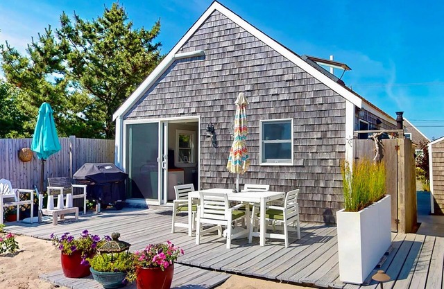 Quiet cottage on the beach with deck, grill, AC, & water views