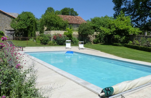 Ruhiges Ferienhaus mit Garten, Swimmingpool und Blick auf die umliegende Landschaft im grünen Périgord