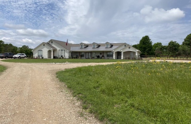 Quiet country 3 bed 3 bath with queen size sofa bed only 22 minutes from TAMU