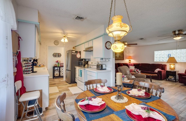 Quiet Country Getaway ~ 21 Mi to Lake Conroe!