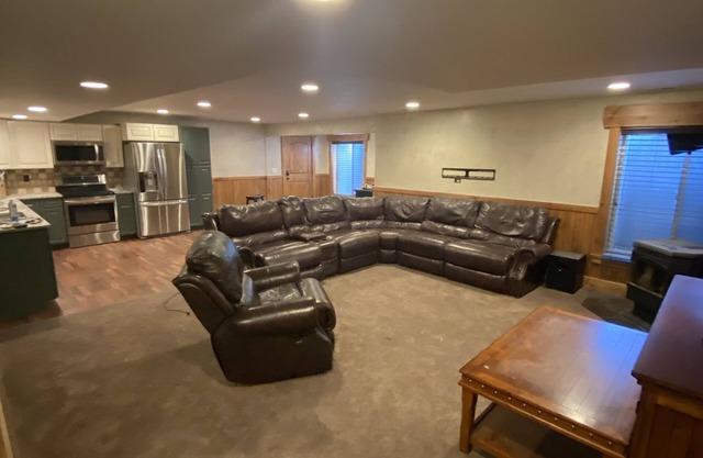 Quiet Country Home !! Close to Skiing resorts, shopping and more
