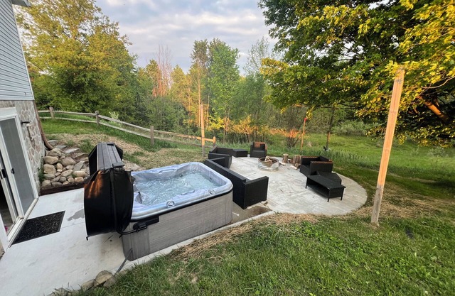 Quiet Country Retreat – 3BR Home on 10 Acres- 2.5 Miles to the Lake