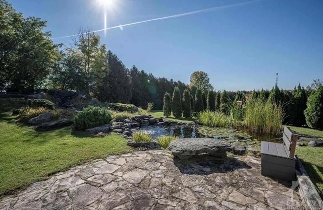 Quiet countryside getaway - indoor pool, pet-friendly. Fun for family & friends!