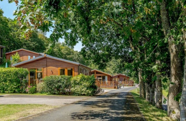 Quiet countryside 3-bedroom chalet with a Hot Tub