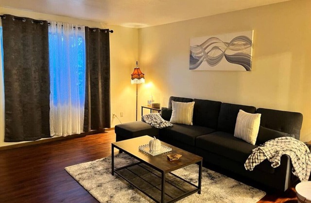 Quiet & Cozy 2BR APT, Black-out Curtains