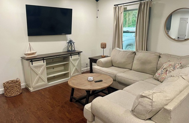 Quiet, cozy 3 bedroom home, across from river, in peaceful Palatka