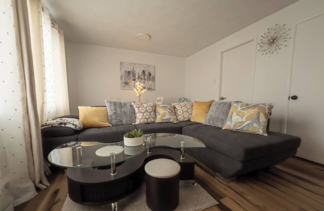 Quiet Cozy Family & Pet Friendly Home. 5 mins to shopping district & Cinema.