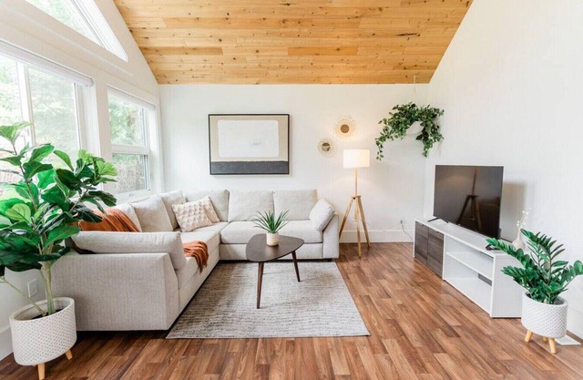 *Quiet Cozy Home | Large Yard | 3 min to Downtown*