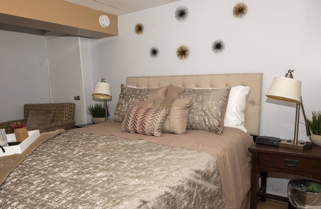 Quiet, cozy, newly renovated unit w/ fireplace close to highways and town center