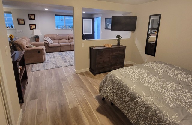 Quiet, cozy, well-lit basement studio in a peaceful Coeur d'Alene neighborhood