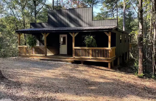Quiet, Creekside Home with Rain Spa Shower