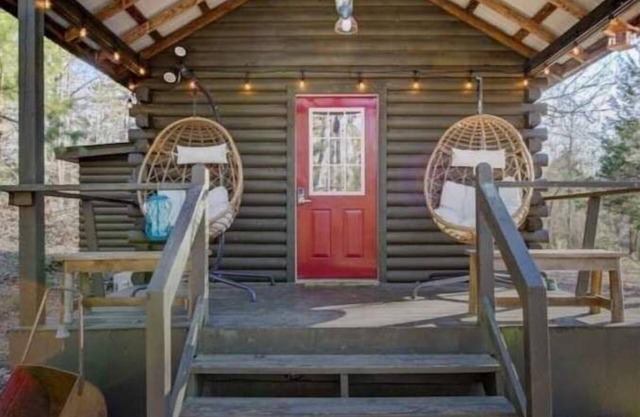 Quiet Crystal Cabin in the Woods