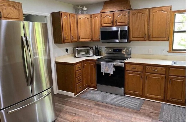 Quiet cul-de-sac spacious home, 15 minutes from the beach!